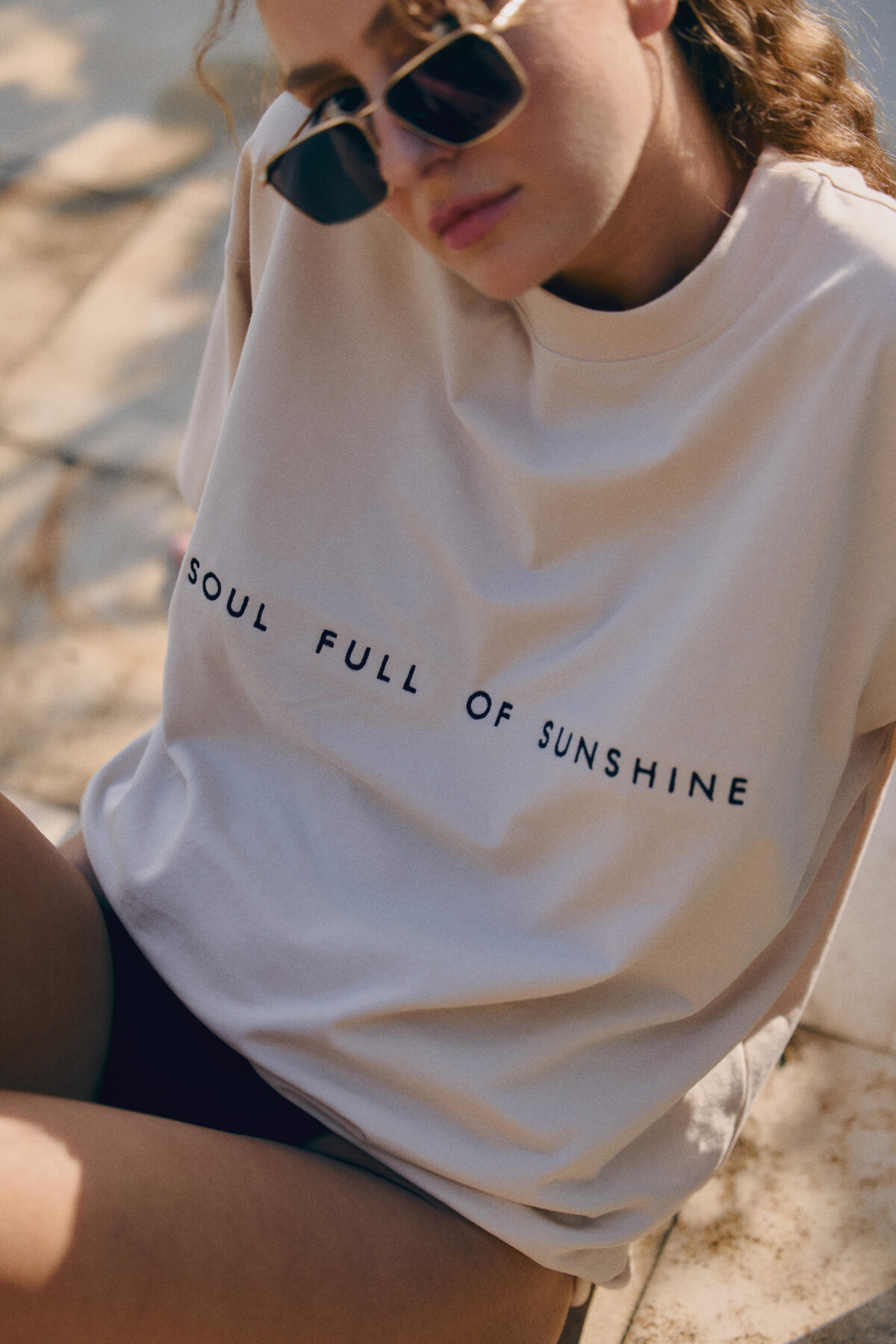 T-shirt z haftem "SOUL FULL OF SUNSHINE" - obrazek 4