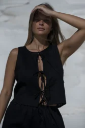 Lniana bluzka wiązana twist – czarny