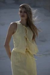 Lniana bluzka wiązana twist – pastelowy zolty