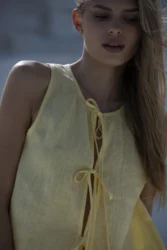 Lniana bluzka wiązana twist – pastelowy zolty