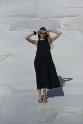 Lniana sukienka midi rozkloszowana flow – czarny