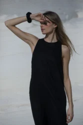 Lniana sukienka midi rozkloszowana flow – czarny