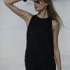 Lniana sukienka midi rozkloszowana flow – czarny