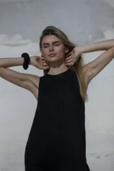 Lniana sukienka midi rozkloszowana flow – czarny