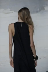 Lniana sukienka midi rozkloszowana flow – czarny