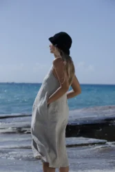 Lniana sukienka midi rozkloszowana flow – naturalny len