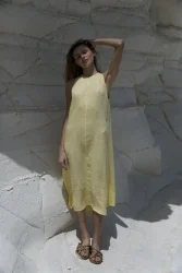 Lniana sukienka midi rozkloszowana flow – pastelowy zolty