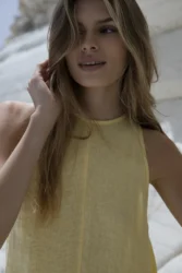 Lniana sukienka midi rozkloszowana flow – pastelowy zolty