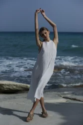 Lniana sukienka midi rozkloszowana flow – smietankowy bialy