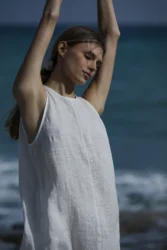 Lniana sukienka midi rozkloszowana flow – smietankowy bialy