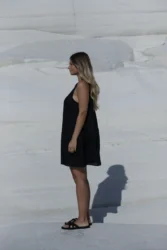 Lniana sukienka rozszerzana simple – czarny