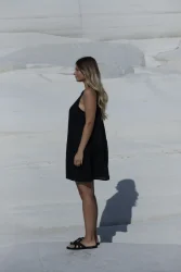 Lniana sukienka rozszerzana simple – czarny