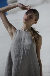 Lniana sukienka rozszerzana simple – naturalny len