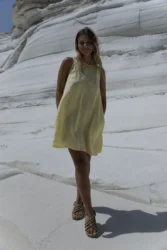 Lniana sukienka rozszerzana simple – pastelowy zolty