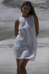 Lniana sukienka rozszerzana simple – smietankowy bialy