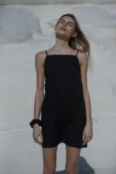 Lniana sukienka wiązana minimal – czarny