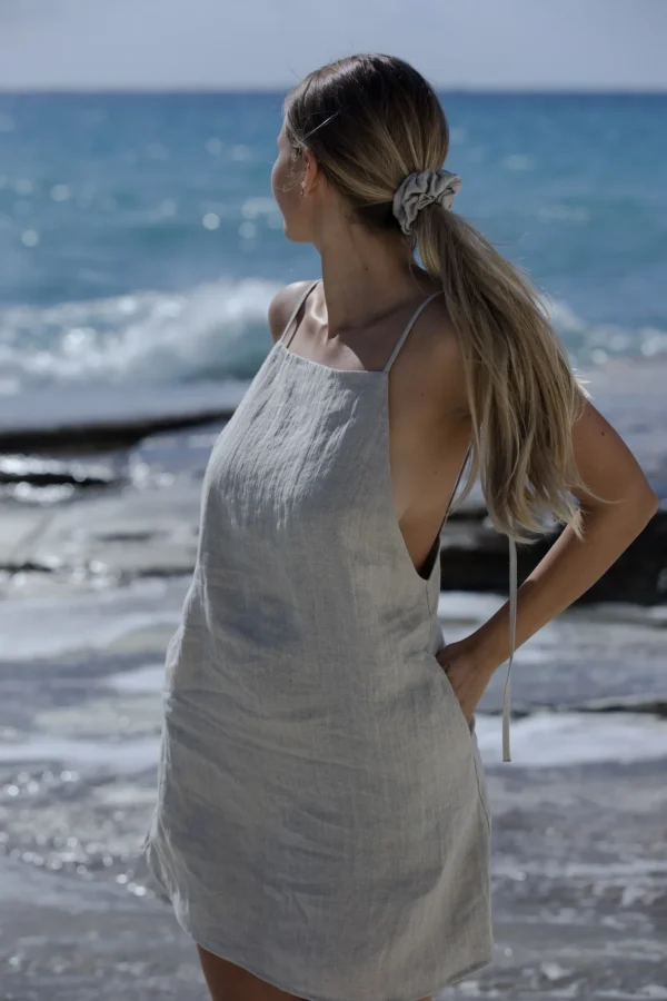 Lniana sukienka wiązana minimal – naturalny len