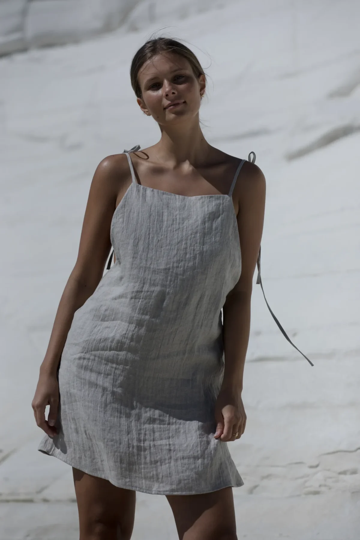 Lniana sukienka wiązana minimal – naturalny len