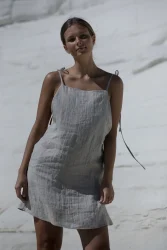 Lniana sukienka wiązana minimal – naturalny len