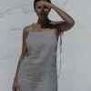 Lniana sukienka wiązana minimal – naturalny len