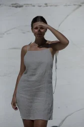 Lniana sukienka wiązana minimal – naturalny len