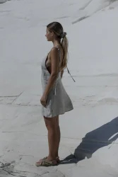 Lniana sukienka wiązana minimal – naturalny len