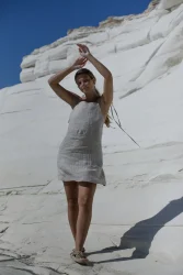 Lniana sukienka wiązana minimal – naturalny len