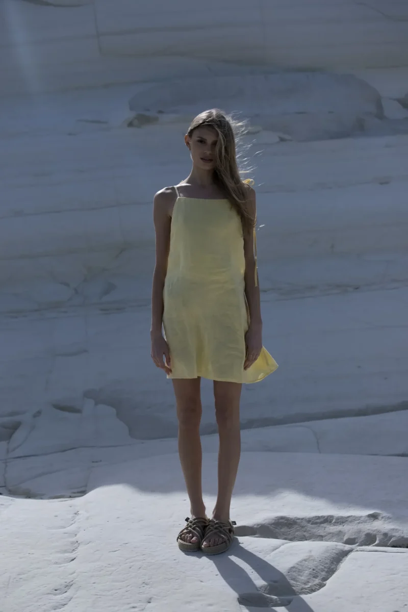 Lniana sukienka wiązana minimal – pastelowy zolty