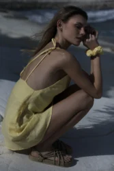 Lniana sukienka wiązana minimal – pastelowy zolty