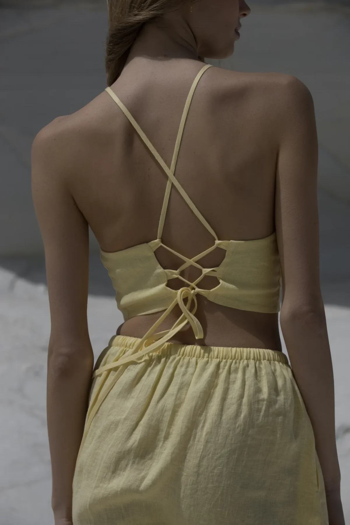 Lniany top wiązany na plecach tied-up pastelowy zolty