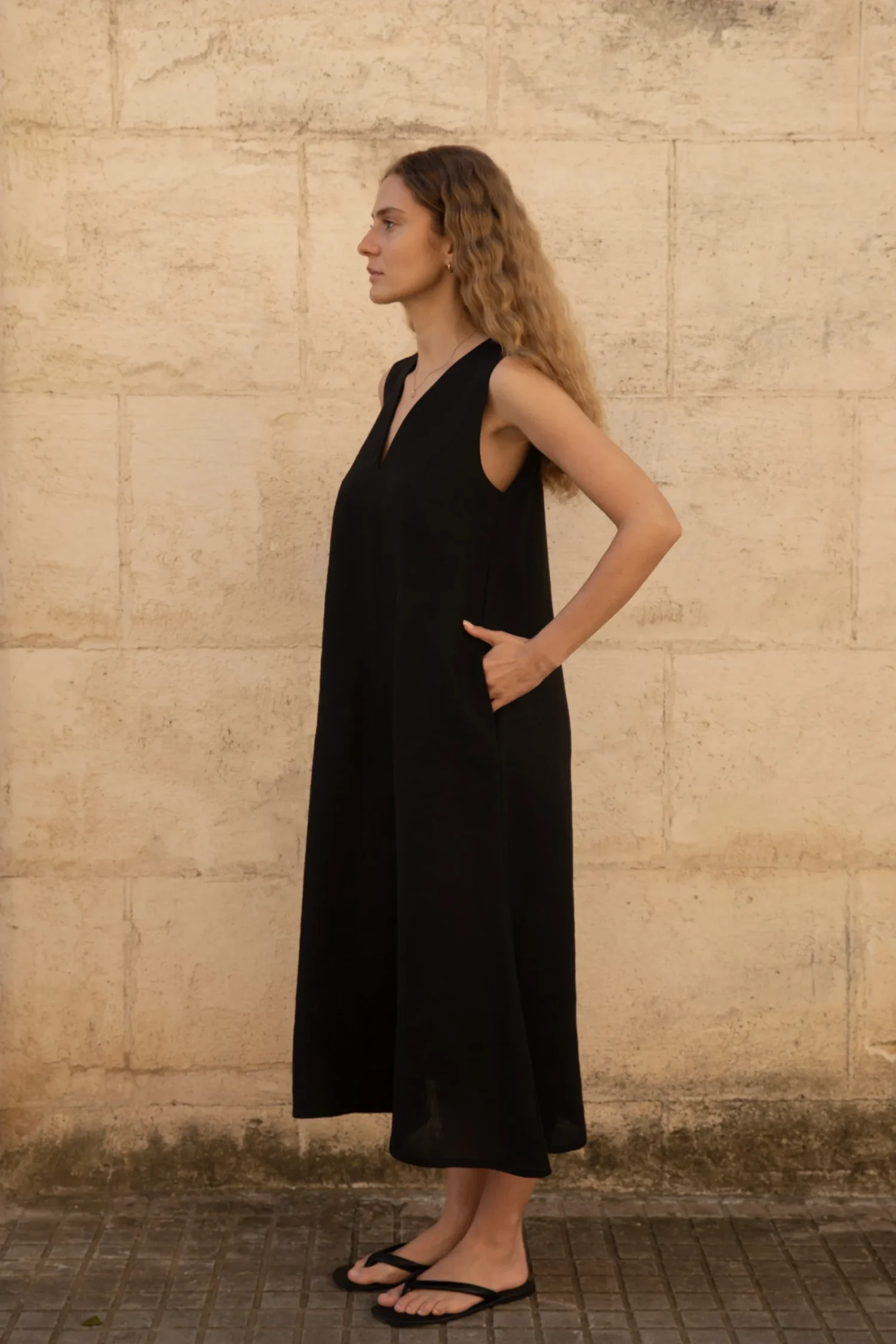Lniana sukienka Midi V Harmony - Black