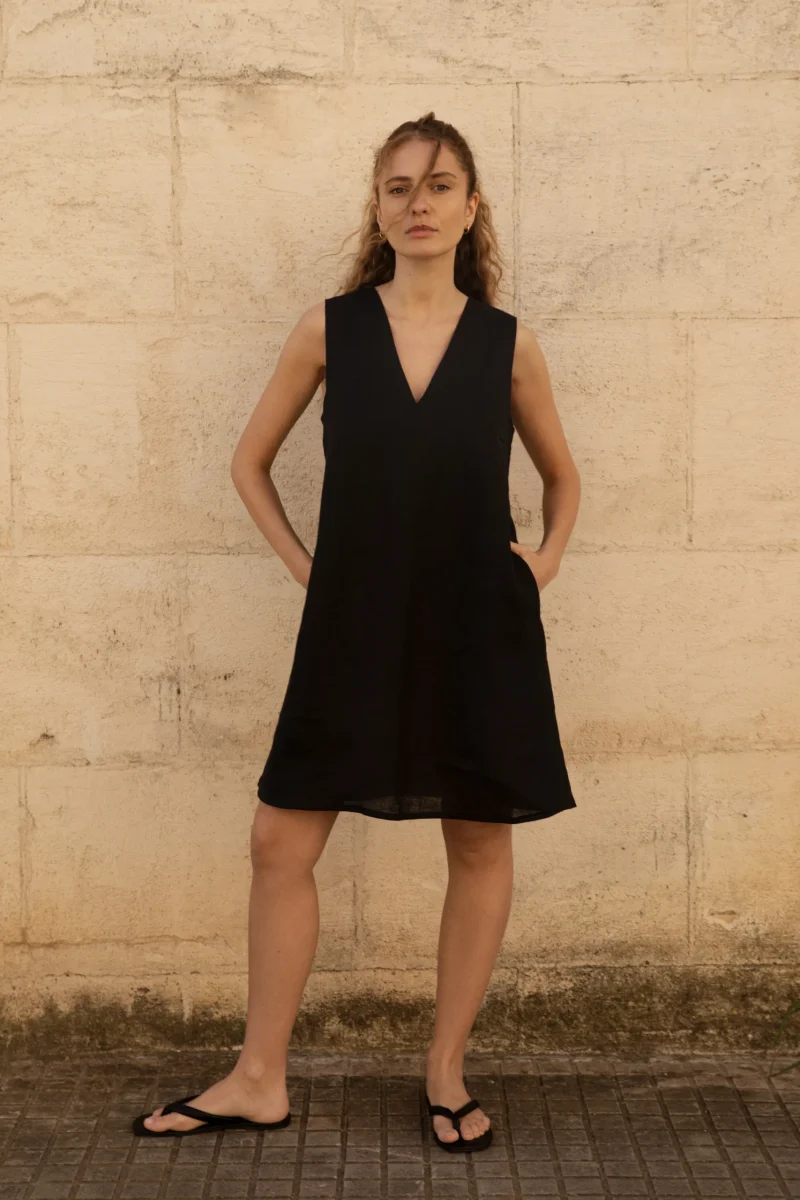 Lniana sukienka Mini V Harmony - Black