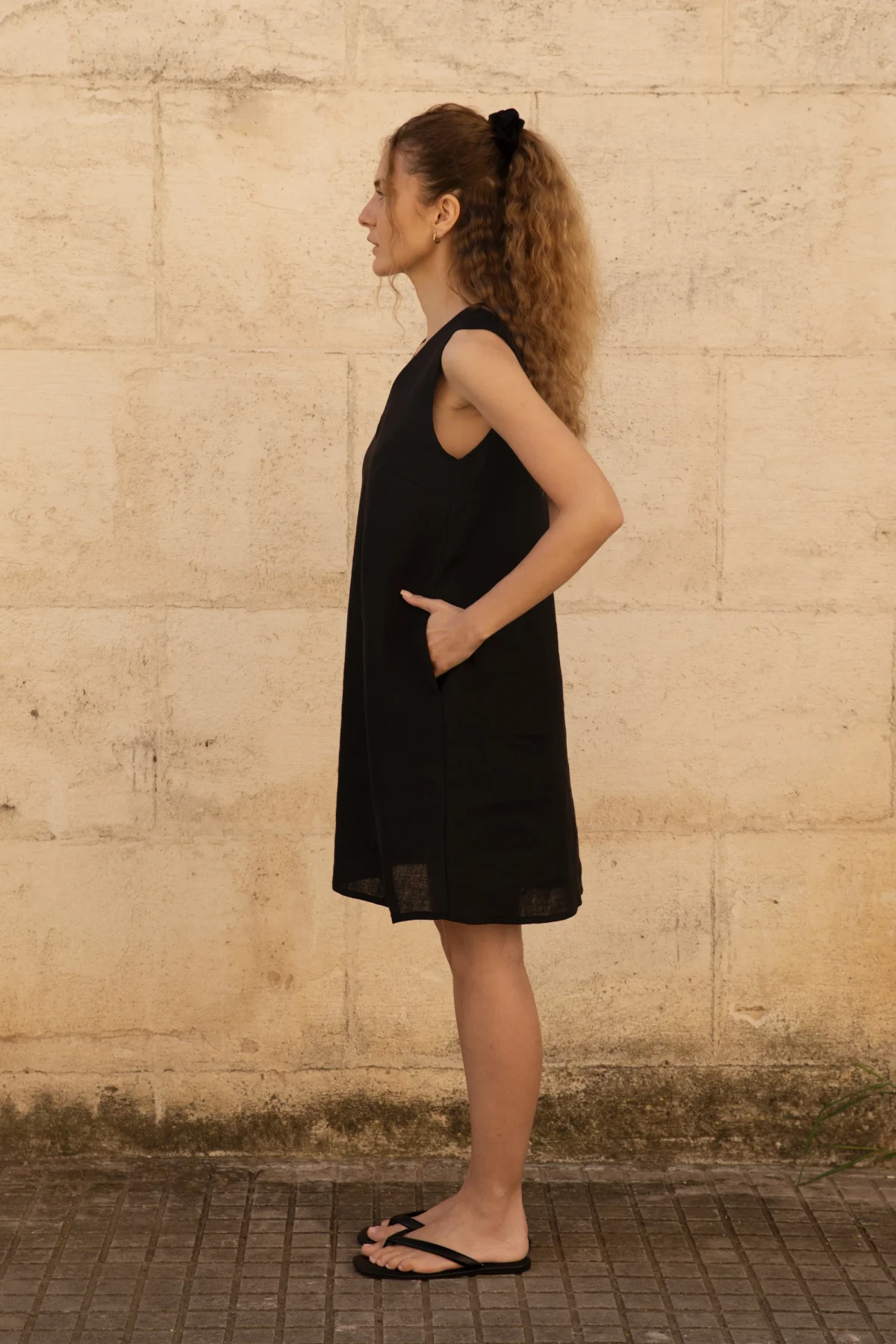 Lniana sukienka Mini V Harmony - Black