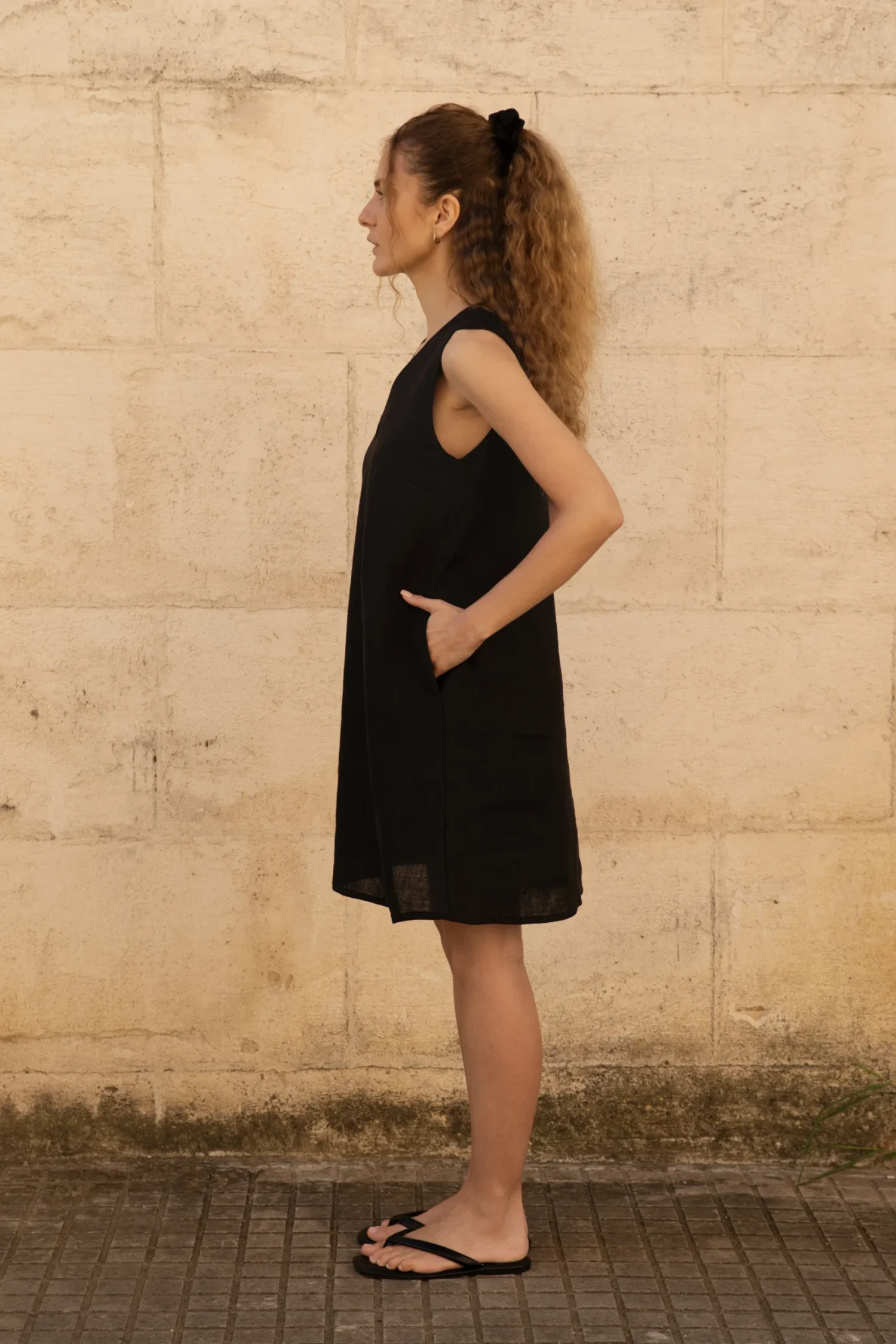 Lniana sukienka Mini V Harmony - Black
