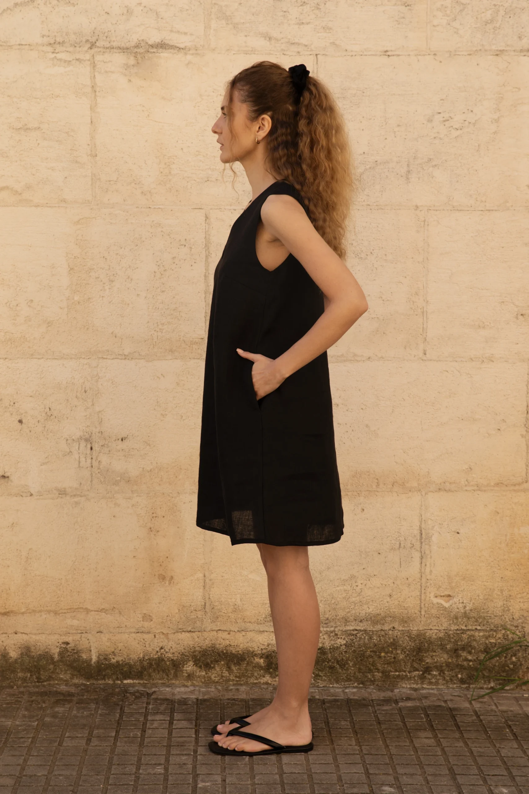 Lniana sukienka Mini V Harmony - Black