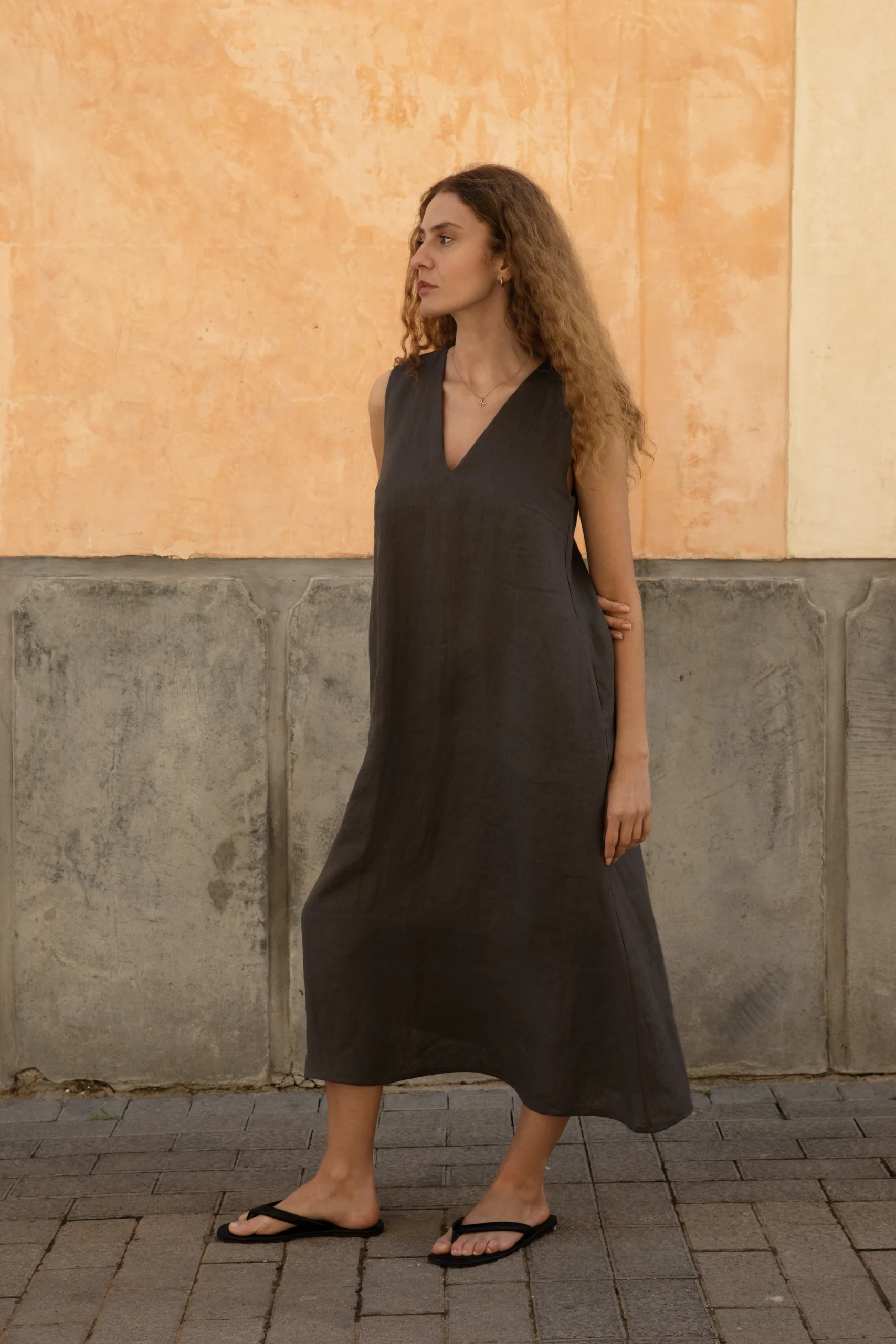 Lniana sukienka Midi V Harmony - Dark Grey