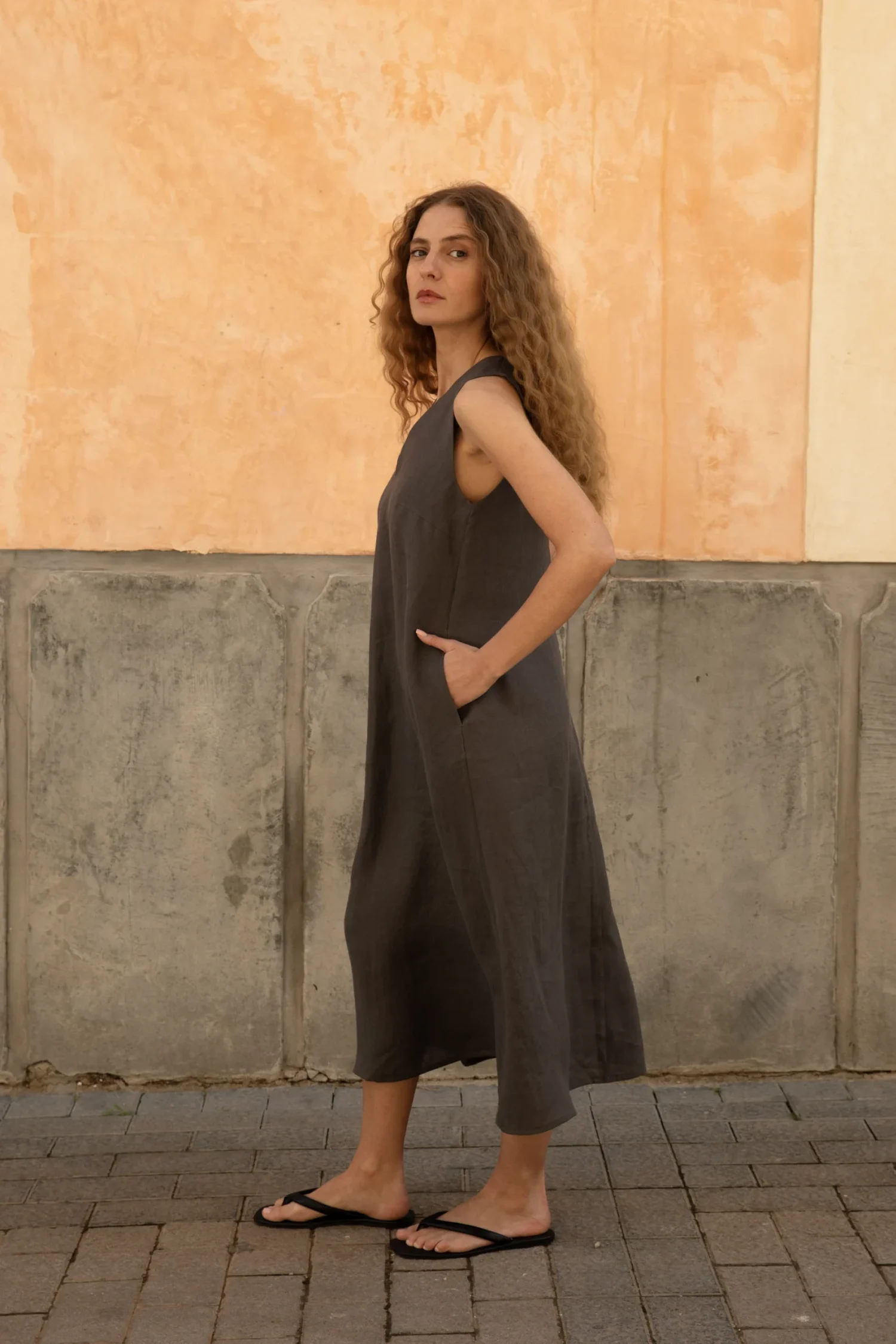 Lniana sukienka Midi V Harmony - Dark Grey