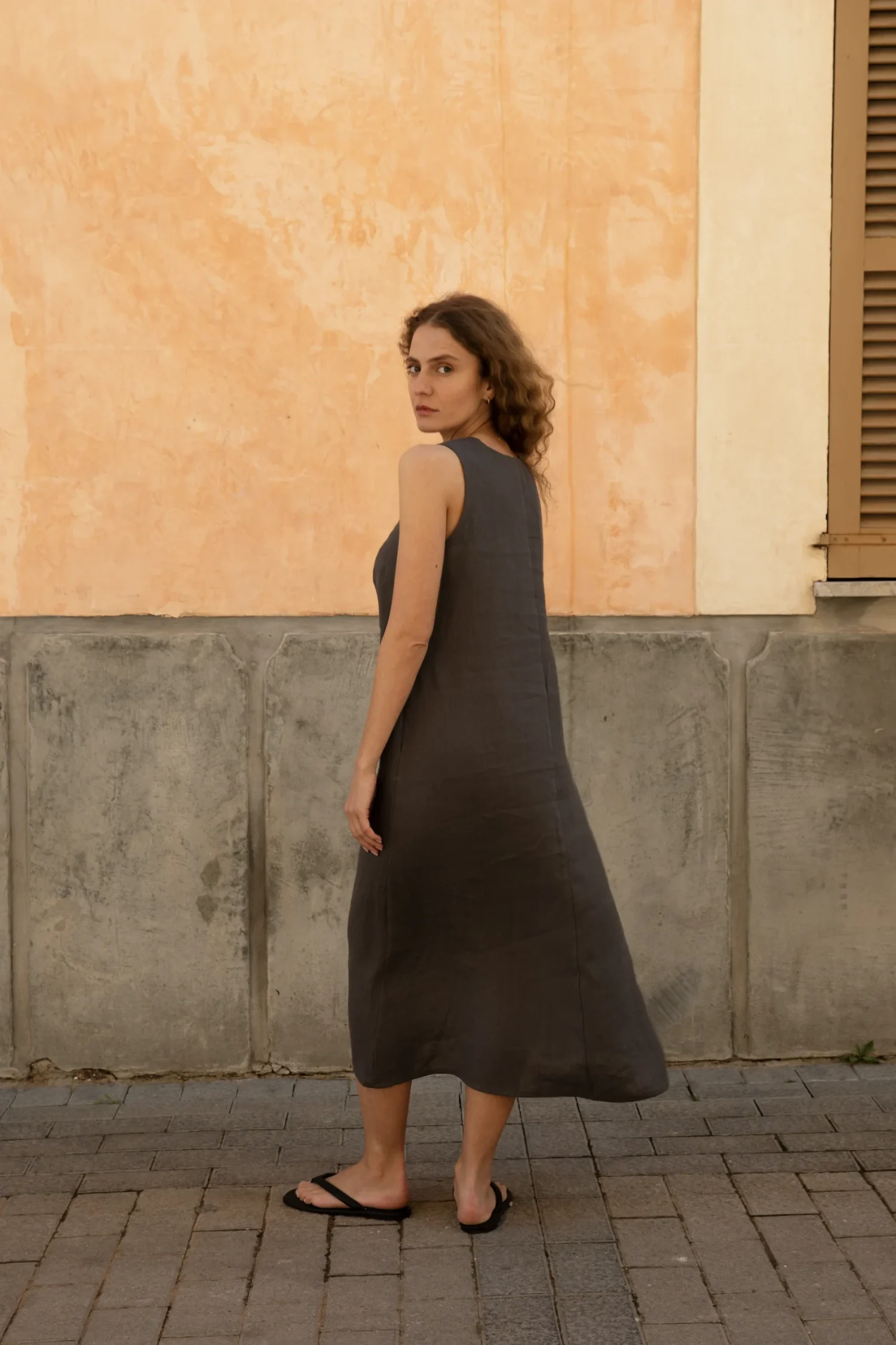 Lniana sukienka Midi V Harmony - Dark Grey