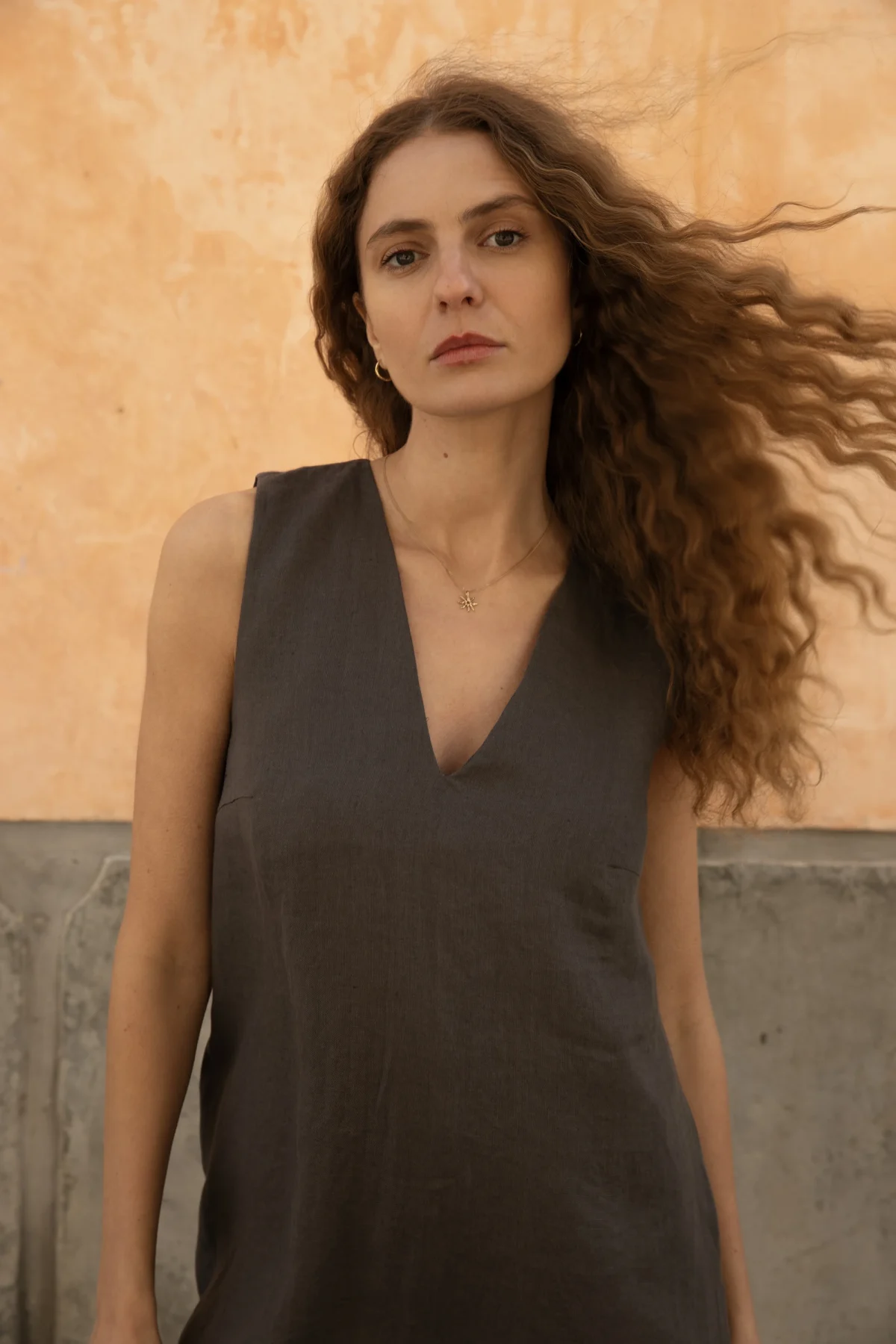 Lniana sukienka Midi V Harmony - Dark Grey