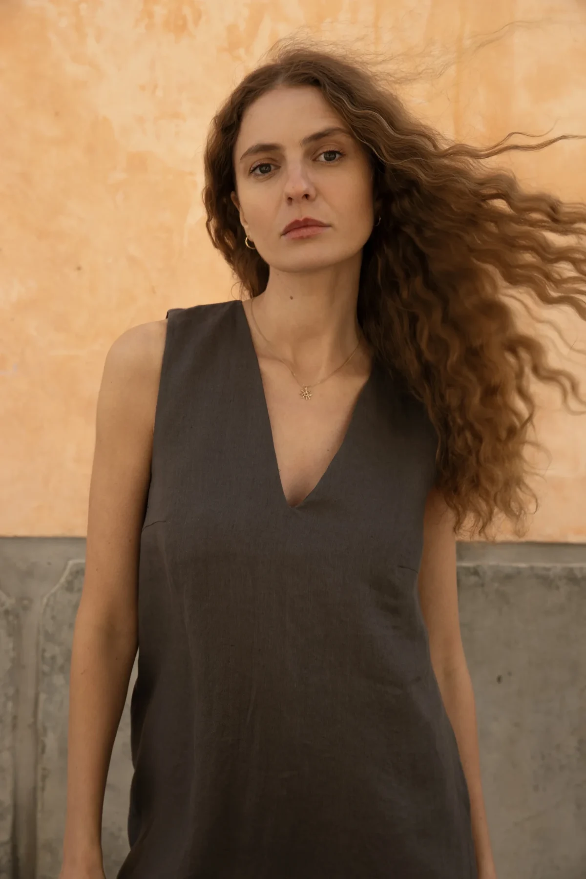 Lniana sukienka Midi V Harmony - Dark Grey