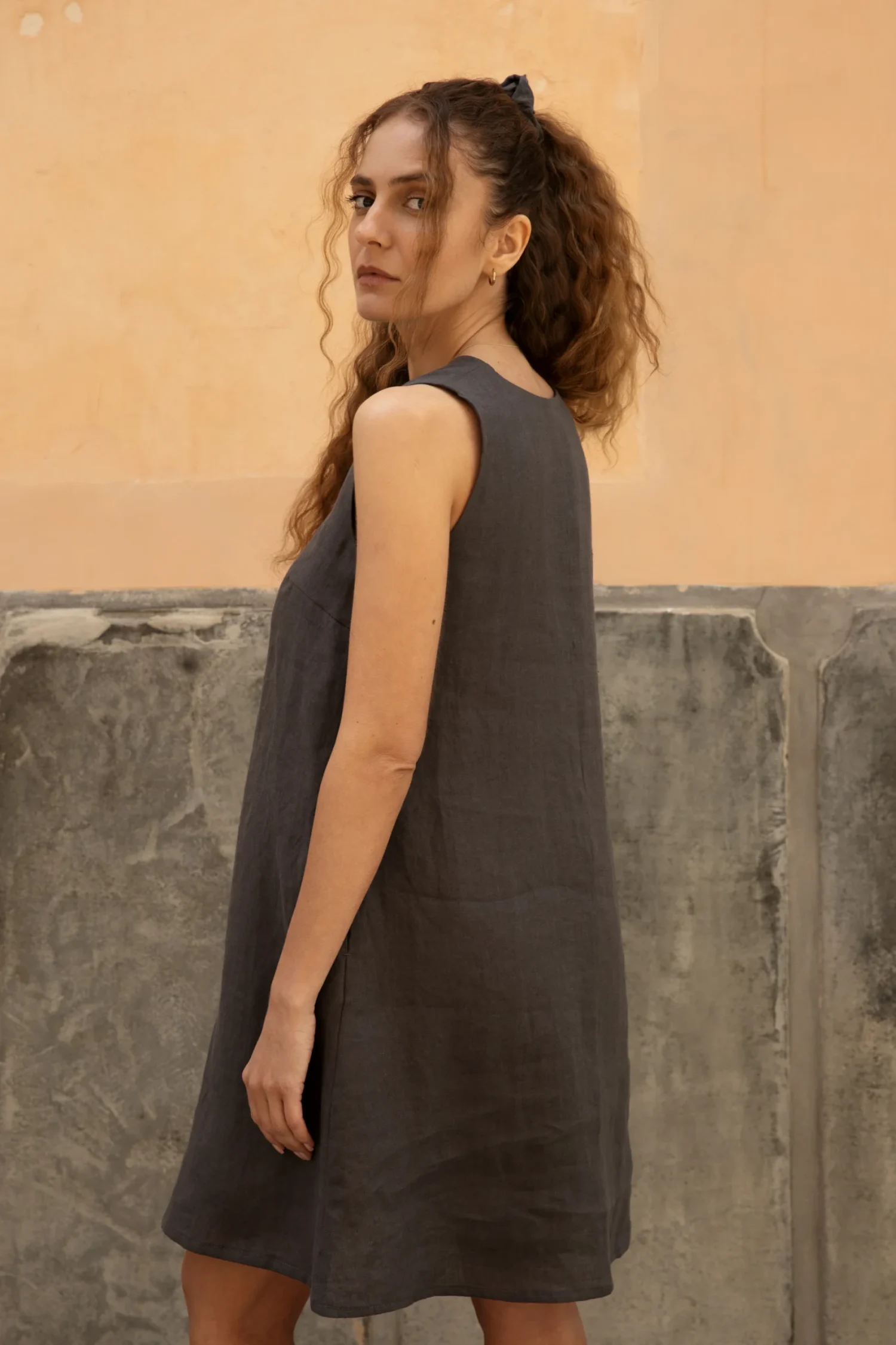 Lniana sukienka Mini V Harmony - Dark Grey