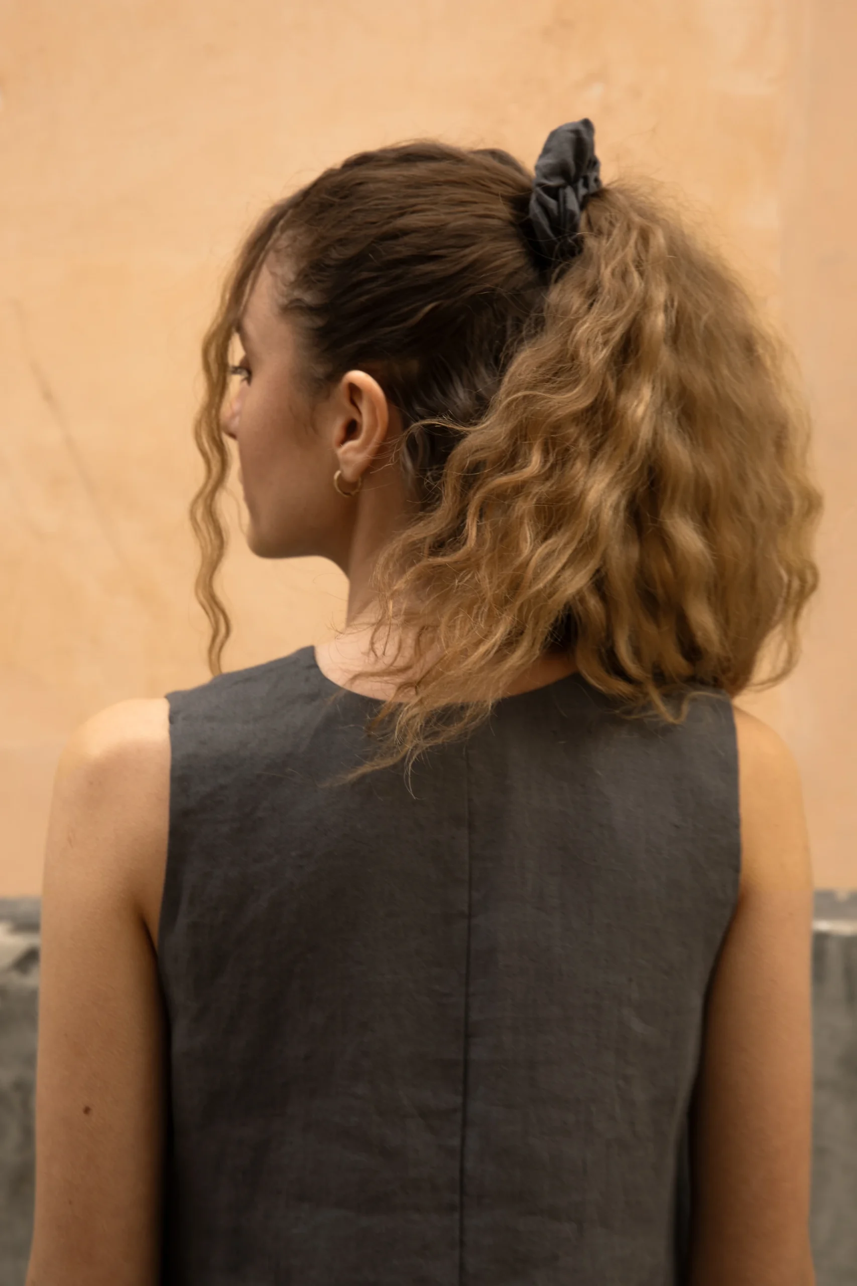 Lniana gumka Scrunchie - Dark Grey