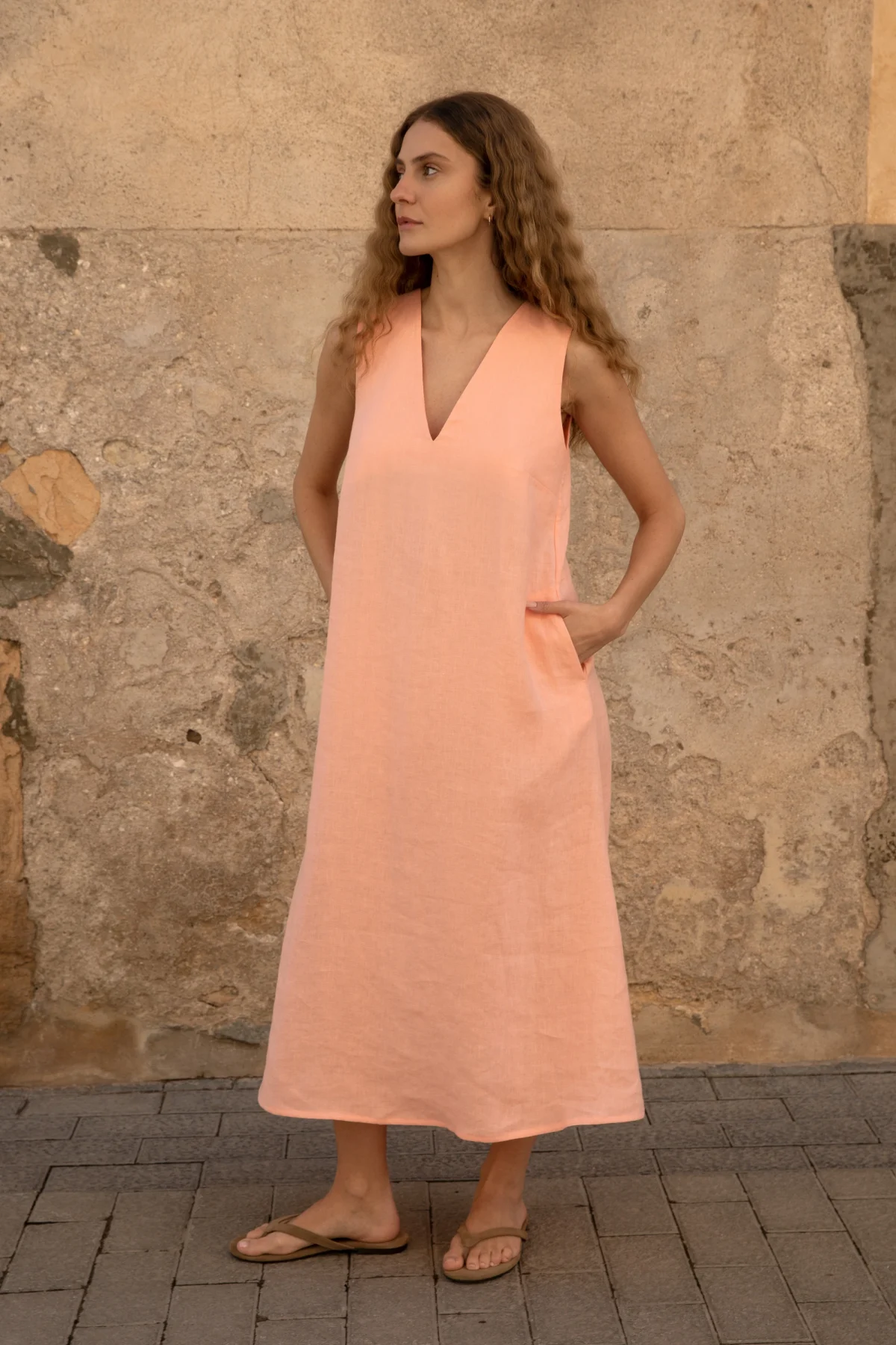 Lniana sukienka Midi V Harmony - Peachy Rose