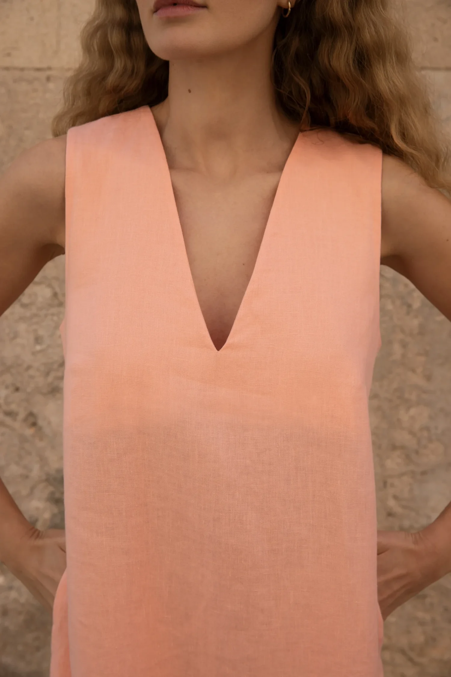 Lniana sukienka Midi V Harmony - Peachy Rose