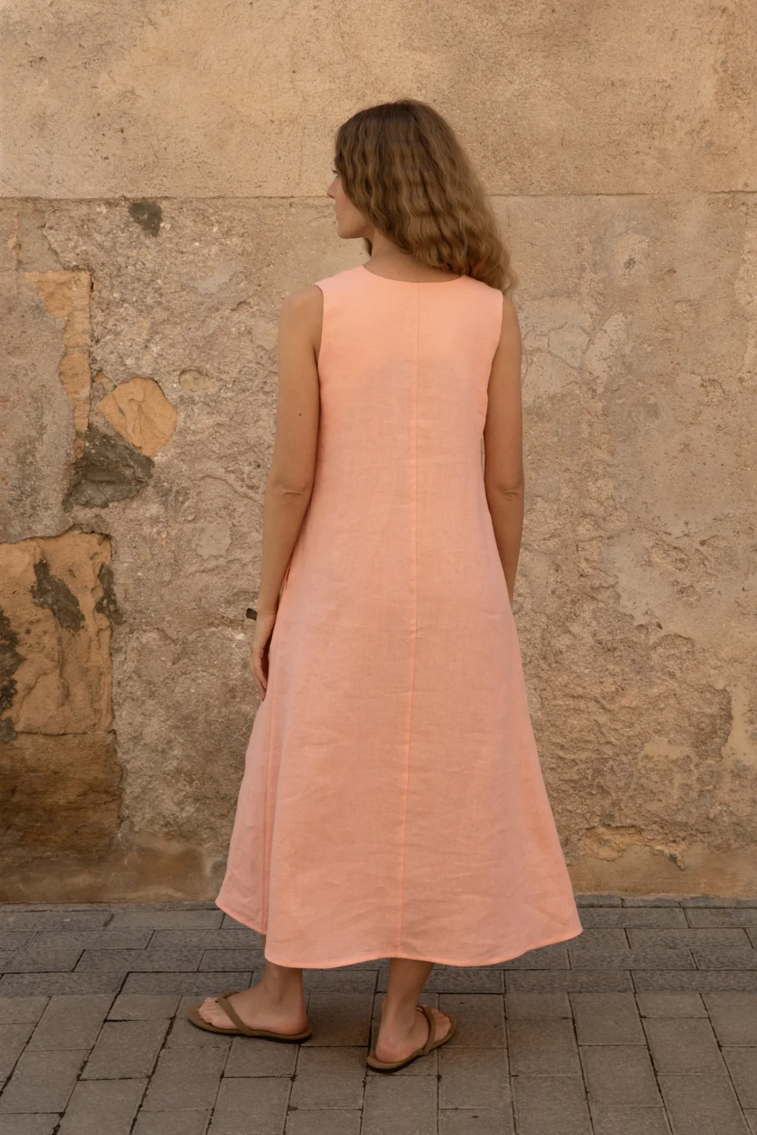 Lniana sukienka Midi V Harmony - Peachy Rose